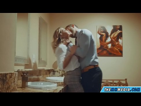 ❤️ ווען אַ באַסטי בלאָנדע סידוס איר אין אַ ציבור אָפּטריט ☑ שיין פּאָרן ביי אונדז ️❤